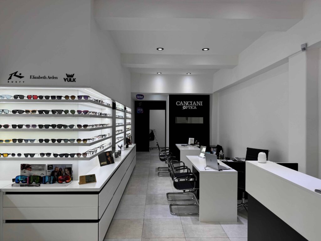 Tienda de gafas moderna y luminosa.